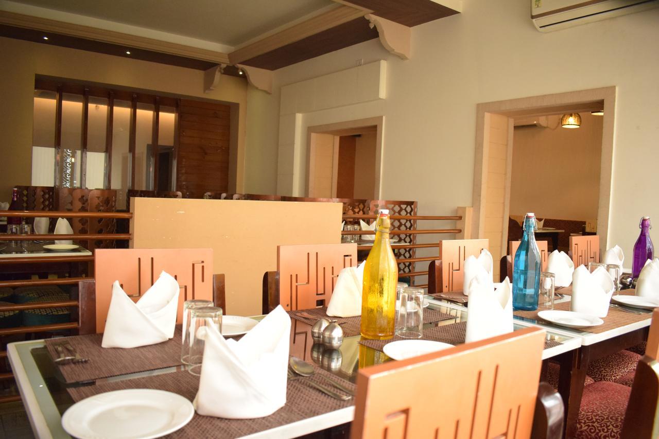 Hotel Hari Vilaas Варанаси Екстериор снимка