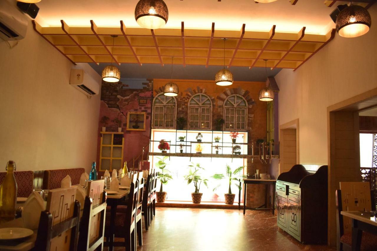 Hotel Hari Vilaas Варанаси Екстериор снимка